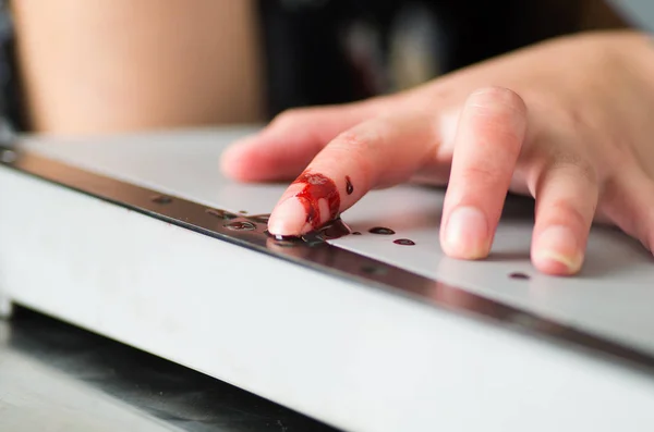 Dicht omhoog van een vrouw met behulp van een papiersnijder, een ongeluk gehad en haar vingers knippen — Stockfoto