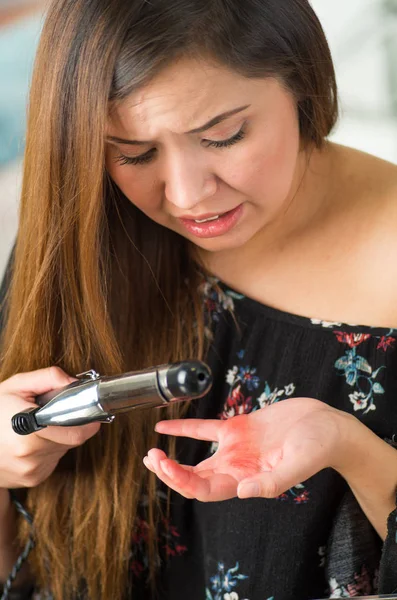 Krásná mladá žena si spálila ruku pomocí její curling, žehlení vlasů — Stock fotografie