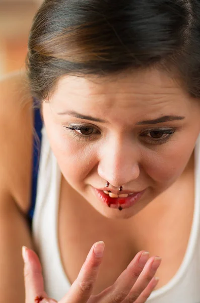 Närbild av en vacker kvinna näsblod, kvinnan är blödning från näsan — Stockfoto