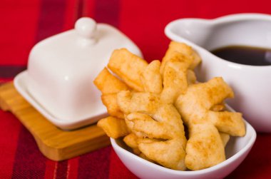Kase, geleneksel and pasta, Peynir tabağı ve kahve Kupası yanında oturan yığılı lezzetli Ekvador pristinos