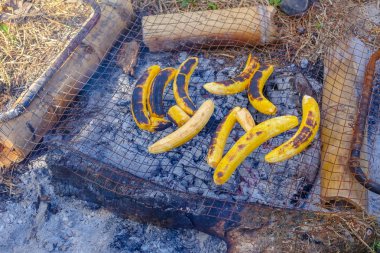 Açık havada hazırlamak üzere kömür kullanmaya Izgara plantain