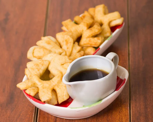 Deliciosos pristinos equatorianos empilhados em tigela, pastelaria tradicional andina, xícara de café sentado na mesa — Fotografia de Stock