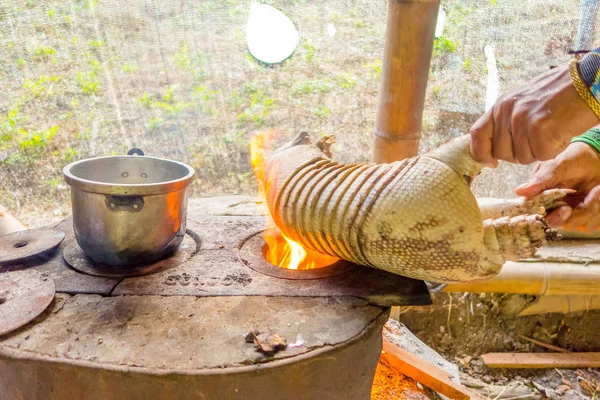 一个萨满燃烧着马甲的皮肤, 用火准备午餐的食物 — 图库照片