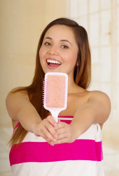 Hermosa chica joven y fresca con toalla rosa cepillándose el pelo —  Fotos de Stock
