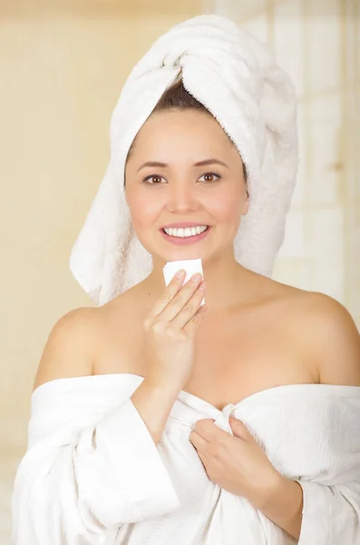Menina bonita fresco vestindo roupão de banho branco removendo maquiagem — Fotografia de Stock