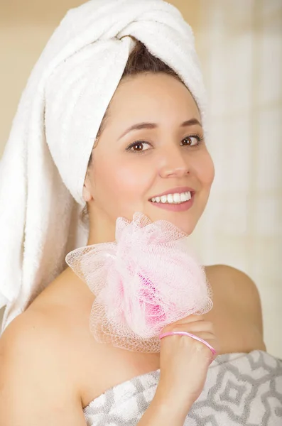 Menina bonita fresco vestindo toalha segurando rosa esponja do corpo loofah — Fotografia de Stock