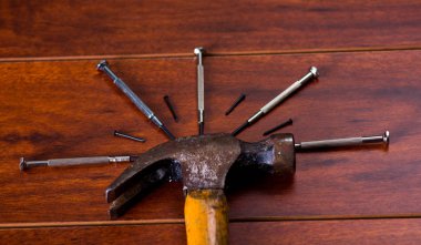 Çekiç ve çivi ahşap masa arka plan üzerinde