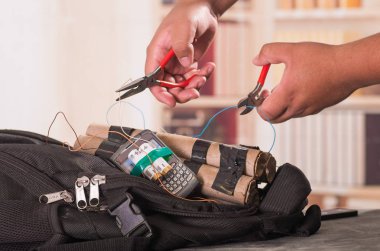 Doğaçlama patlayıcı bomba atış kapatmak
