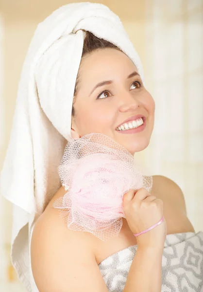 Menina bonita fresco vestindo toalha segurando rosa esponja do corpo loofah — Fotografia de Stock