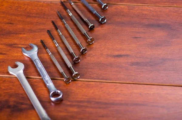 Nahaufnahme eines Bauwerkzeugs, Flachschlüssel und Schraube auf Holzgrund — Stockfoto