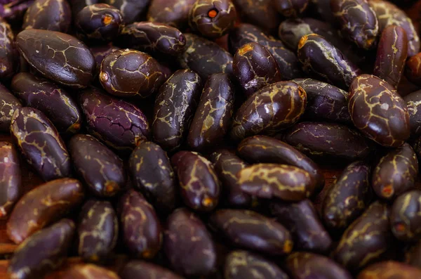 El primer plano de los granos de cacao sobre el fondo de frijol — Foto de Stock