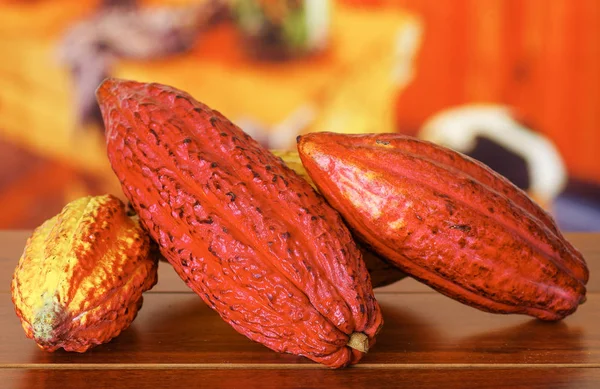 Закрыть свежие стручки какао над деревянным столом — стоковое фото