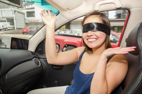 Close up de uma bela jovem sorridente com um pano preto cobriu os olhos, enquanto o carro dirige por si só — Fotografia de Stock