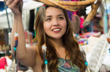 Bulanık bir cardreams seyir belgili tanımlık andean geleneksel giyim ve el sanatları, güzel gülümseyen kadın Pazar arka plan