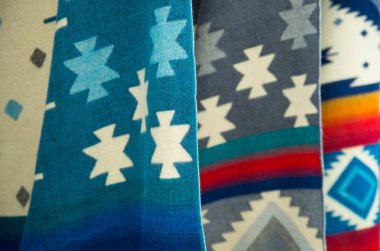 Otavalo, Ekvator - 17 Mayıs 2017: Güzel and geleneksel Giyim Tekstil iplik ve dokuma yün, renkli kumaşlar arka planda elle