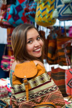 Backpacke, bir andean geleneksel Giyim Tekstil iplik ve dokuma yün, renkli kumaşlar arka planda elle giyen güzel kadın