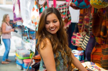 Genç bir kadının bir andean geleneksel Giyim Tekstil iplik ve dokuma yün, renkli kumaşlar arka planda elle kadar yakın