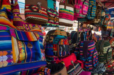 Otavalo, Ekvator - 17 Mayıs 2017: Güzel and geleneksel Giyim Tekstil iplik ve dokuma yün, renkli kumaşlar arka planda elle
