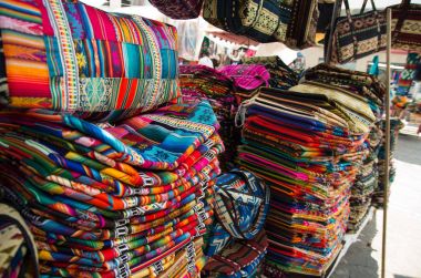 Otavalo, Ekvator - 17 Mayıs 2017: Güzel and geleneksel Giyim Tekstil iplik ve dokuma yün, renkli kumaşlar arka planda elle