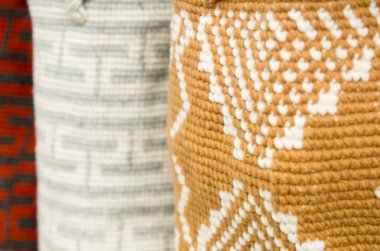 Otavalo, Ekvator - 17 Mayıs 2017: Güzel and geleneksel Giyim Tekstil iplik ve dokuma yün, renkli kumaşlar arka planda elle