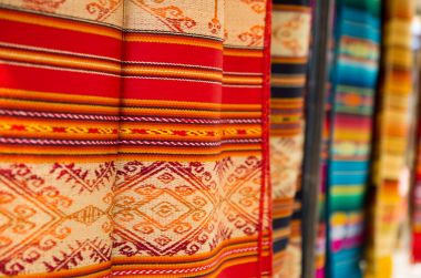 Otavalo, Ekvator - 17 Mayıs 2017: Güzel and geleneksel Giyim Tekstil iplik ve dokuma yün, renkli kumaşlar arka planda elle
