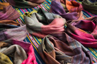 Otavalo, Ekvator - 17 Mayıs 2017: Güzel and geleneksel Giyim Tekstil iplik ve dokuma yün, renkli kumaşlar arka planda elle