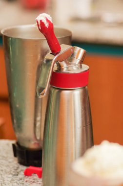Lezzetli bir Milkshake Maker masada yakın çekim
