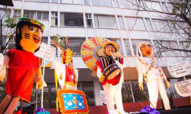Quito, Ekvator - 31 Aralık 2016: Geleneksel monigotes veya doldurulmuş aptallar siyasi figürler, anime veya yeni kutlamak için yandı almak kısa bir açıklama ile ünlü çizgi film gösteren
