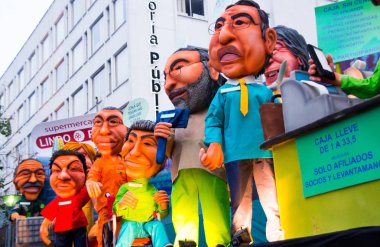 Quito, Ekvator - 31 Aralık 2016: Geleneksel monigotes veya doldurulmuş aptallar siyasi figürler, anime veya yeni kutlamak için yandı almak kısa bir açıklama ile ünlü çizgi film gösteren