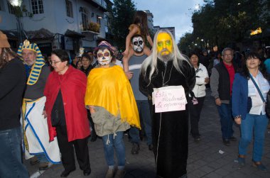 Quito, Ekvator - 31 Aralık 2016: İnsanların giyim gümrük, yeni yıl ekvator kutlamak için bir Tanımlanamayan grubu