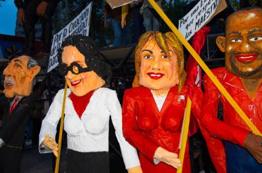 Quito, Ekvator - 31 Aralık 2016: Geleneksel monigotes veya doldurulmuş aptallar siyasi figürler, anime veya yeni kutlamak için yandı almak kısa bir açıklama ile ünlü çizgi film gösteren