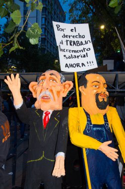 Quito, Ekvator - 31 Aralık 2016: Geleneksel monigotes veya doldurulmuş aptallar siyasi figürler, anime veya yeni kutlamak için yandı almak kısa bir açıklama ile ünlü çizgi film gösteren