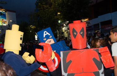 Quito, Ekvator - 31 Aralık 2016: İnsanlar dreessed deadpool, captain America ve lego adam, şehir sokaklarında toplama yeni yıl kutlama olarak tanımlanamayan grup