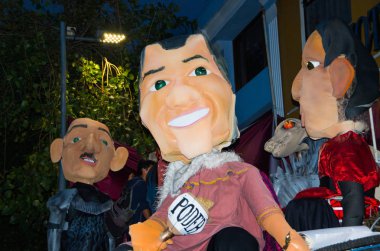 Quito, Ekvator - 31 Aralık 2016: Geleneksel monigotes veya doldurulmuş aptallar siyasi figürler, anime veya yeni kutlamak için yandı almak kısa bir açıklama ile ünlü çizgi film gösteren