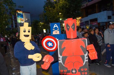 Quito, Ekvator - 31 Aralık 2016: İnsanlar dreessed deadpool, captain America ve lego adam, şehir sokaklarında toplama yeni yıl kutlama olarak tanımlanamayan grup