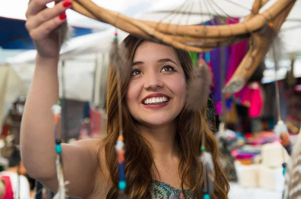 Krásná usměvavá žena hledá rozmazané cardreams v andské tradiční oděvy a řemesel, trh pozadí — Stock fotografie