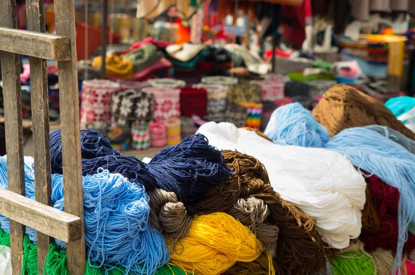 Otavalo, Ecuador - 17 mei 2017: Wol garen, kleurrijke draden voor handwerk. Kleurrijke stof textuur achtergrond — Stockfoto