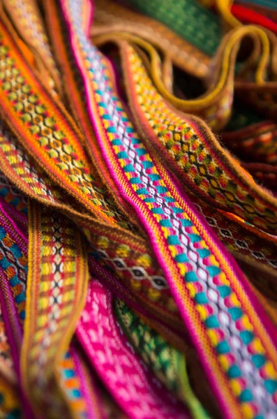 OTAVALO, ECUADOR - 17 MAGGIO 2017: Bellissimo filato tessile tradizionale andino e tessuto a mano in lana, sfondo di tessuti colorati — Foto Stock