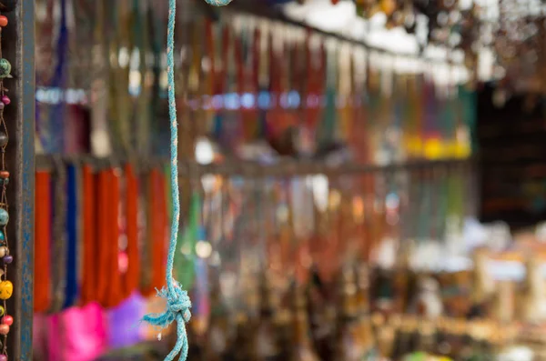 ОТАВАЛО, ЕКУАДОР - 17 мая 2017 г.: Закрытие одной веревки на размытом фоне рынка в Отавало — стоковое фото