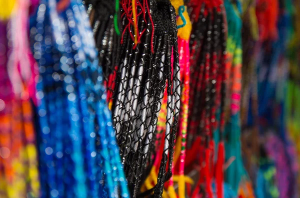 Otavalo, Ecuador - 17 mei 2017: Close up van een kleurrijke catchdreamer, in de achtergrond van de kleurrijke markt in Otavalo — Stockfoto