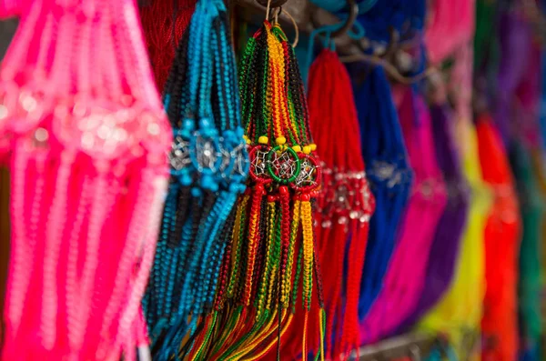 Otavalo, Ecuador - 17 mei 2017: Close up van een kleurrijke catchdreamer, in de achtergrond van de kleurrijke markt in Otavalo — Stockfoto