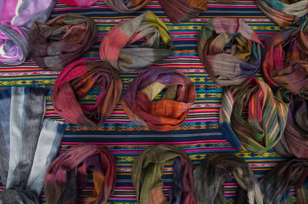 Otavalo, Ecuador - 17 mei 2017: Prachtige Andes traditionele kleding Textielgaren en geweven door hand in wol, kleurrijke stoffen achtergrond — Stockfoto