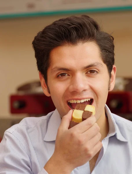 Detailní záběr mladého podnikatele jíst cookie — Stock fotografie