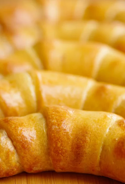 Primo piano di un delizioso, fresco e gustoso croissant al forno — Foto Stock