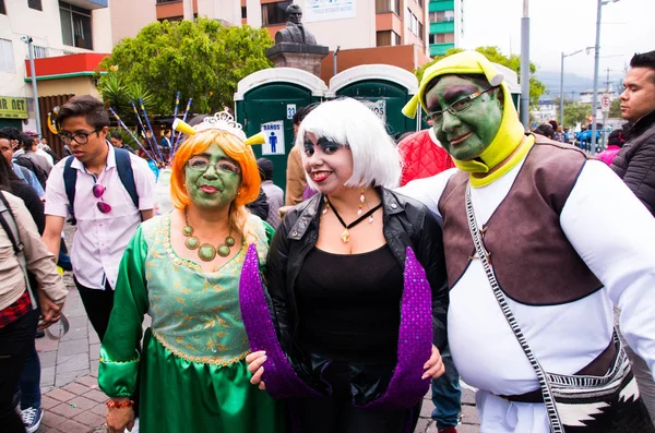 Quito, Ecuador - 31 de diciembre de 2016: Un grupo no identificado de personas temidas con diferentes costumbres celebrando años nuevos que se reúnen en las calles de la ciudad —  Fotos de Stock