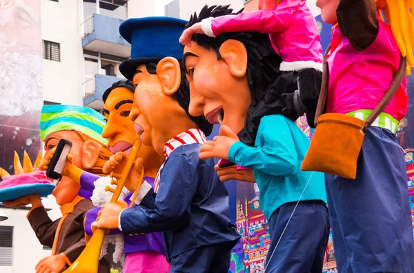 Quito, Ecuador - 31 December 2016: Traditionele monigotes of gevulde dummies vertegenwoordigen politieke figuren, anime of beroemde cartoons, met een korte beschrijving die krijgt verbrand om te vieren het nieuwe — Stockfoto