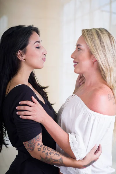 Krásné sexy lesbičky milovníci pár v místnosti na ráno, bílé pozadí — Stock fotografie