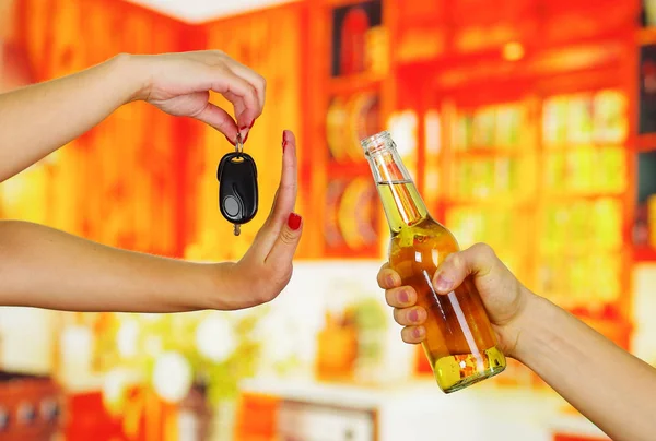 Primer plano de una mano sosteniendo las llaves de un coche rechazando una cerveza de otra mano que sostiene, en el fondo de la barra — Foto de Stock