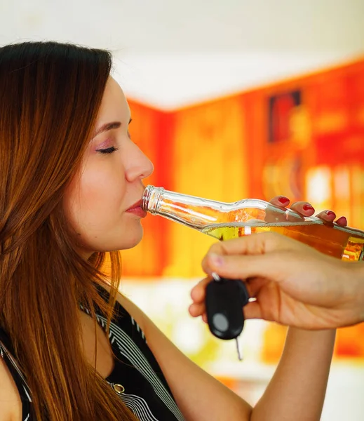 Προσωπογραφία γυναίκας μεθυσμένος πίνοντας μια μπύρα με θολή χέρι κρατώντας ένα αυτοκίνητο κλειδιά μπροστά της, στο μπαρ φόντο — Φωτογραφία Αρχείου