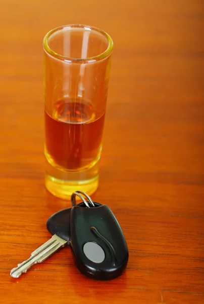 Close-up de uma sessão de tequila com chaves de carro na mesa de madeira — Fotografia de Stock